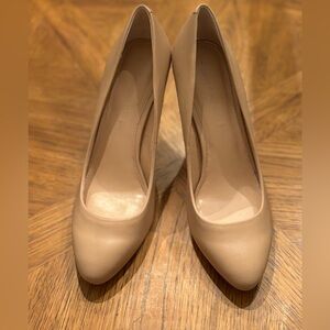 7 1/2 Banana Republic pumps.